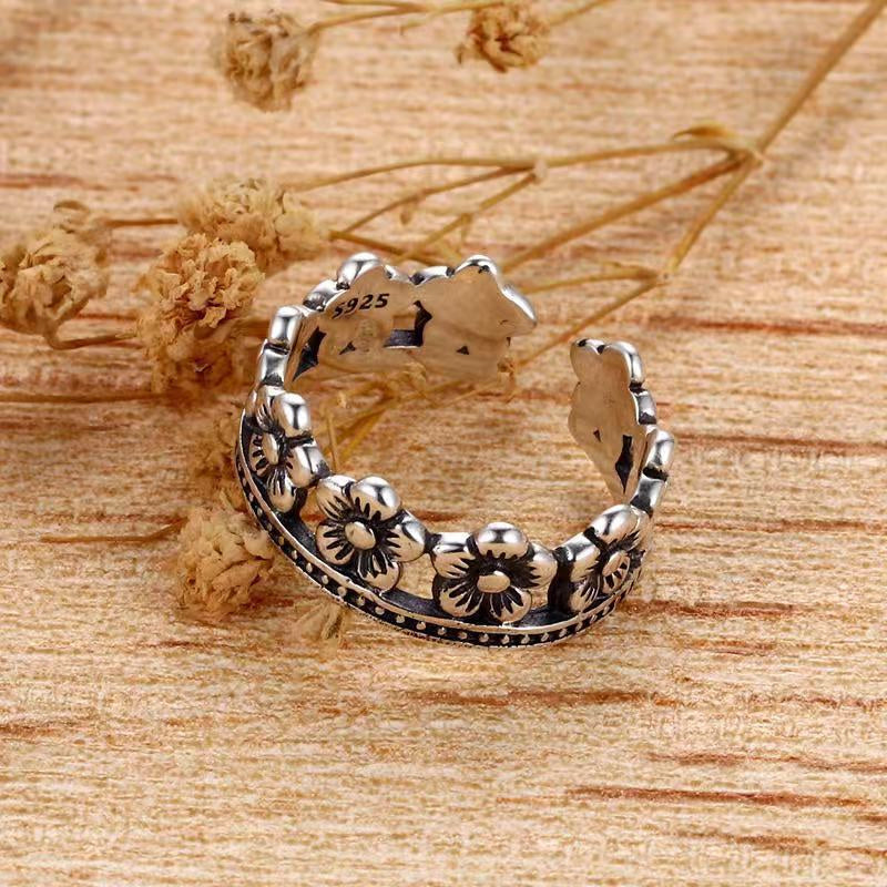 Openwork Daisy Vintage Ring Ornament
