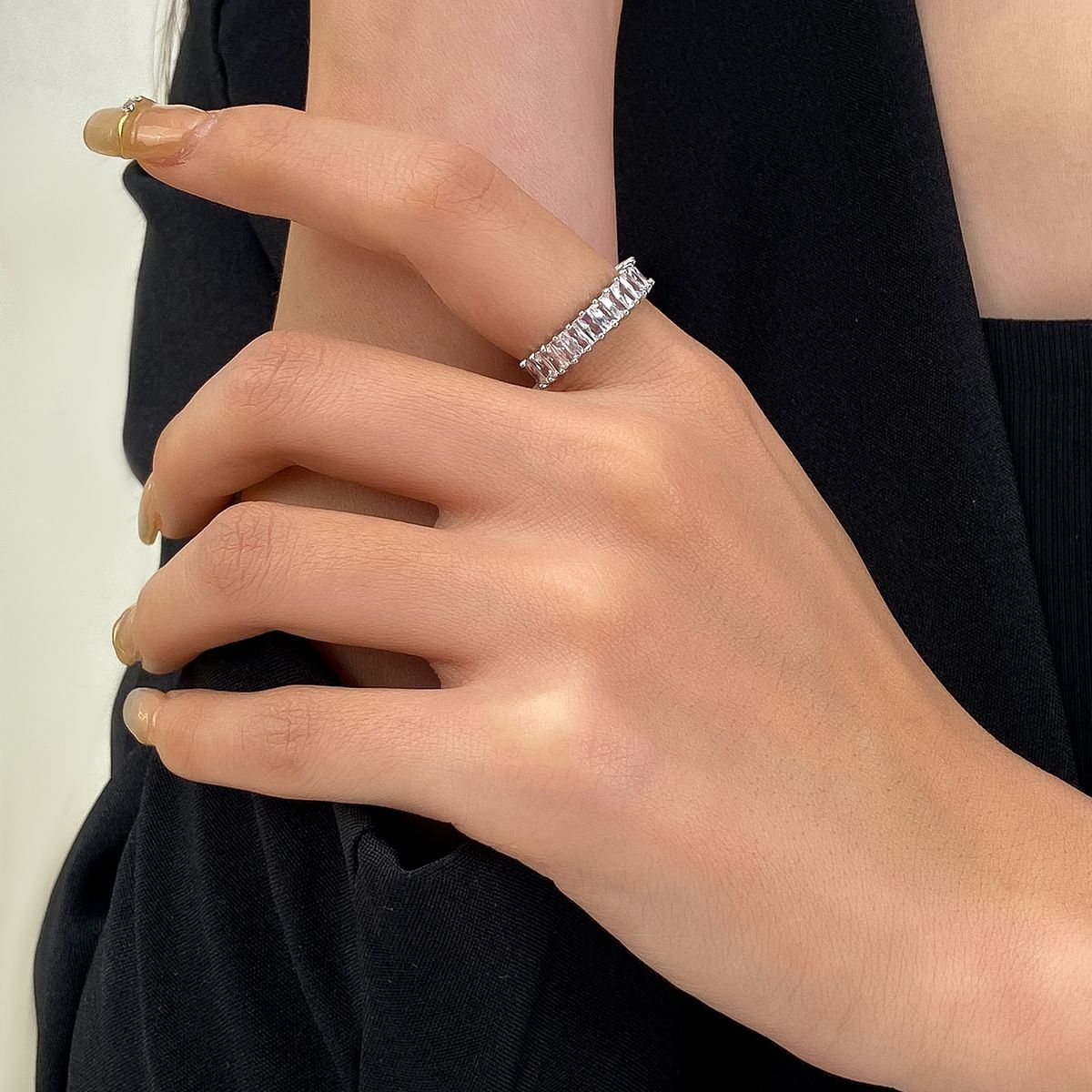 Simple Retro Knuckle Water Drop Geometry Diamond Ring